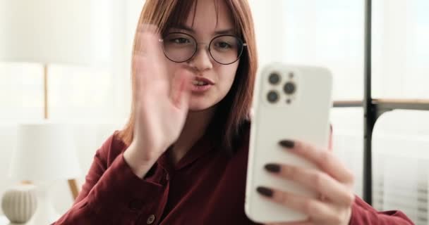 Carefree Dospívající Dívka Těší Video Chat Pohodlí Svého Domova Uvolněným — Stock video