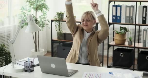 Büroangestellte Tanzen Fröhlich Während Sie Schreibtisch Büro Sitzen Mit Einem — Stockvideo