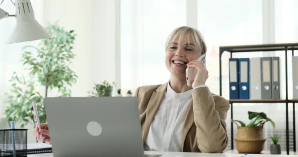 Una Empresaria Sonriente Entabló Una Conversación Telefónica Amistosa Con Sus — Vídeo de stock