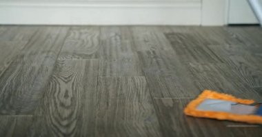 Bir paspas yerde ustalıkla süzülerek toprak ve kiri temizler. Koreografili bir dansta, alet ve su birlikte çalışarak arkalarında bir temizlik izi bırakır..