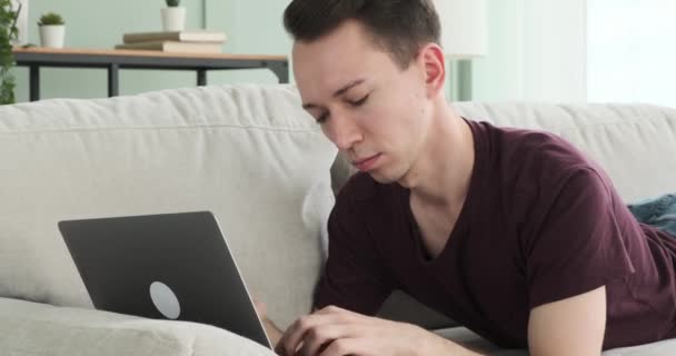 Sposób Pewny Siebie Mężczyzna Leży Wygodnie Kanapie Pisząc Pewnie Laptopie — Wideo stockowe
