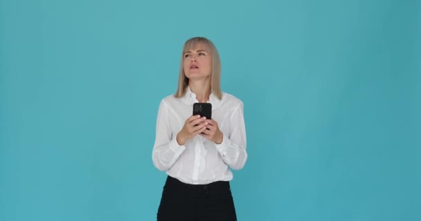 Pensiv Affärskvinna Ses Skriva Sin Telefon Samtidigt Bär Ett Omtänksamt — Stockvideo