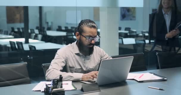 Duo Nadšených Kancelářských Pracovníků Přijímá Své Úkoly Úsměvem Který Vyzařuje — Stock video