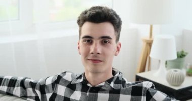 Bir portre, oturma odasındaki kanepede oturan beyaz bir adamın neşeli ifadesini yakalar. Sahne pozitiflik ve sıcaklık saçıyor. Zamanda donmuş neşeli bir ana bir bakış sunuyor..