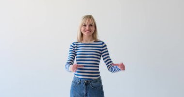 Neşeli bir Kafkas kadını elleriyle kalp şeklini oluşturarak mutluluğu ifade ederken görülüyor. Onun ışıldayan gülümsemesi ve kalp hareketi sevgiyi ve sevgiyi simgeliyor..