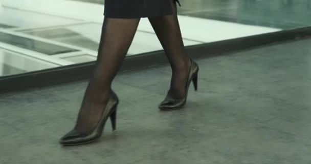 Снимке Крупным Планом Видно Ноги Женщины Уверенно Ходящей Высоких Каблуках — стоковое видео