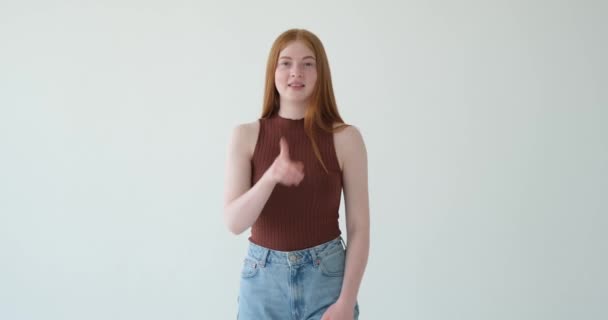 Adolescente Caucasienne Douce Est Représentée Faisant Geste Shh Sur Fond — Video