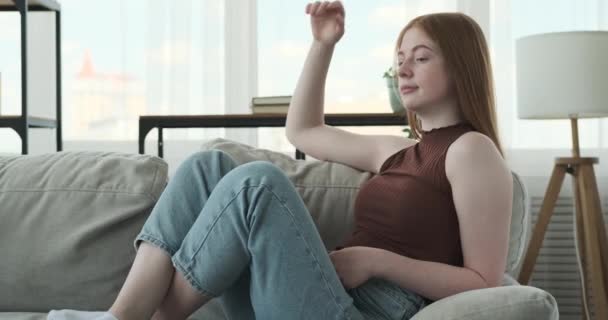 Egy Vörös Hajú Tinédzser Lány Jelenik Meg Nappaliban Unatkozva Kikapcsolva — Stock videók