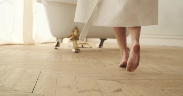 Egy Nőt Láttak Fürdőkád Felé Sétálni Csintalan Mosollyal Elegánsan Leengedve — Stock videók