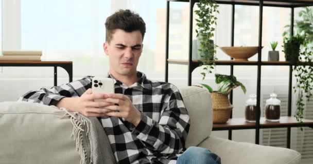 Mladý Muž Tváří Tvář Zkřivenému Znechucení Když Něco Zareaguje Telefonu — Stock video