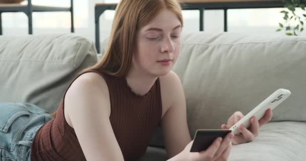 Joyful Tienermeisje Wordt Afgebeeld Met Behulp Van Creditcard Telefoon Voor — Stockvideo