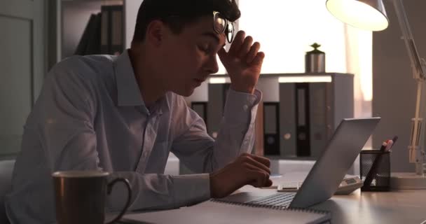 Trabajador Oficina Cansado Sienta Escritorio Visiblemente Fatigado Las Demandas Del — Vídeos de Stock