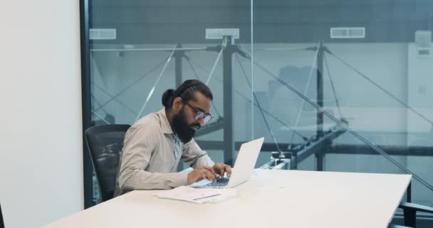 Hintli Yönetici Ofisteki Dizüstü Bilgisayarında Etkili Bir Şekilde Çalışıyor Dengeli — Stok video