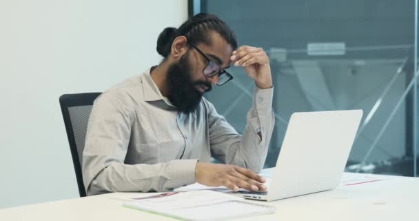 Среди Офисов Организованных Хаосом Индийский Бизнесмен Решает Свои Задачи Хмурым — стоковое видео