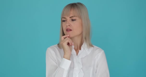 Femme Perplexe Est Capturé Avec Une Expression Perplexe Sur Son — Video