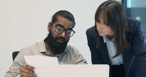 Indický Podnikatel Vede Konzultační Konverzaci Poskytuje Vedení Vhled Svému Bělošskému — Stock video