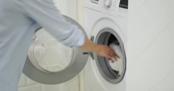 Mujer Transfiere Suavemente Las Prendas Recién Lavadas Lavadora Secadora Enfoque — Vídeos de Stock