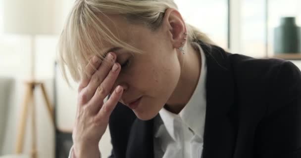 Close Portrait Tired Disheartened Woman Dressed Business Attire Her Facial — Stock Video