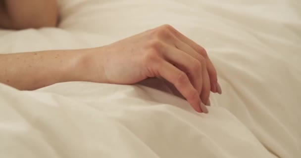 Denna Närbild Ser Händerna Kvinna Som Försiktigt Glider Över Sänglinnen — Stockvideo