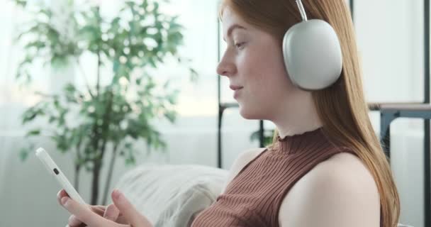 Καυκάσια Έφηβη Κοπέλα Συλλαμβάνεται Απολαμβάνοντας Μουσική Τηλέφωνο Και Ακουστικά Της — Αρχείο Βίντεο
