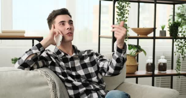 Jonge Blanke Man Houdt Zich Bezig Met Een Telefoongesprek Terwijl — Stockvideo