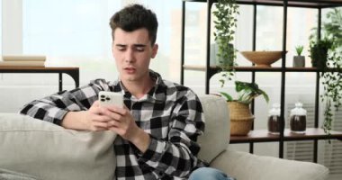 Gergin bir ifadeyle, beyaz bir adam hayal kırıklığını telefon mesajlarıyla gösterir. Yoğun bir mesajlaşma konuşmasına girdiği için atmosfer negatif enerjiyle yüklü..