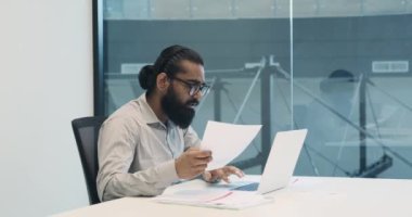 Ofisin profesyonel ortamının ortasında, bir girişimci video konferansına dalmış durumda. Etkin katılımıyla ve düşünceli etkileşimleriyle sanal iletişimi koz olarak kullanıyor..