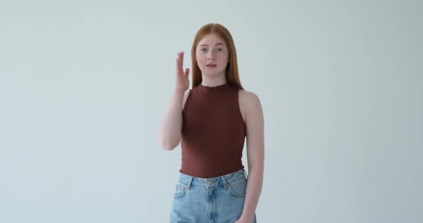 Nastolatka Jest Przedstawiana Białym Tle Wykonując Gest Dłoni Twarzy Dłonią — Wideo stockowe