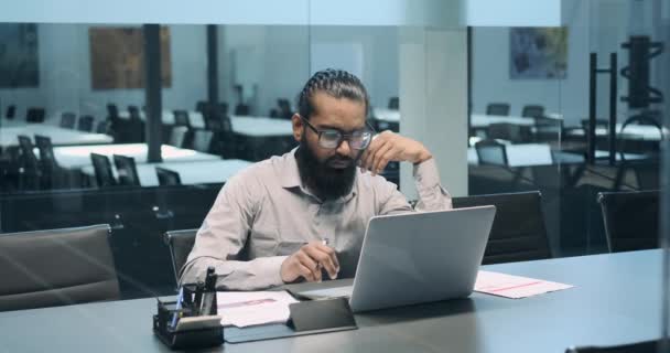 Entrepreneur Indien Est Absorbé Dans Son Travail Avec Ordinateur Portable — Video