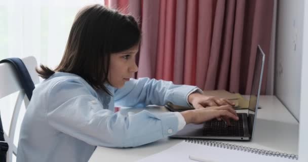 Jonge Schooljongen Van Levendige Spirit Types Zijn Laptop Toetsenbord Met — Stockvideo