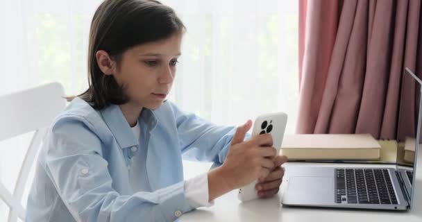 Assis Table Écolier Concentré Engage Avec Son Téléphone Son Attention — Video