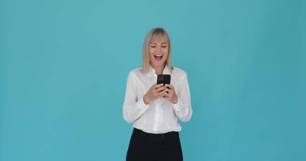 Жінку Спіймали Сміх Використовуючи Телефон Спокійному Синьому Фоні Інфекційний Сміх — стокове відео