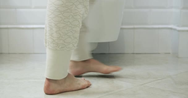 この候補シーケンスでは 女性がカジュアルなズボンを着用して歩き トイレのトイレに座り シンプルで本物の瞬間を捉えます — ストック動画