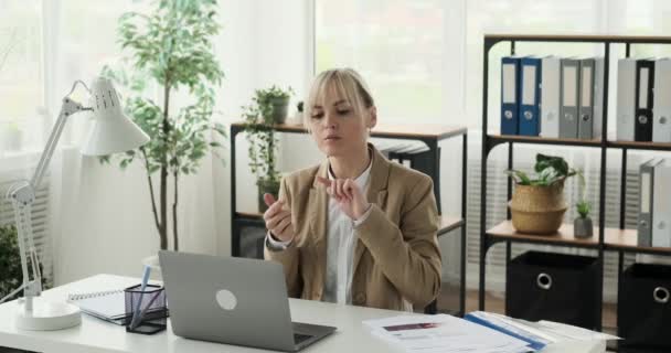 비즈니스 복장을 즐거운 여자는 적극적으로 그녀의 사무실에서 비디오 통화에 참여하고있다 — 비디오