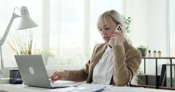 Mujer Negocios Caucásica Multitarea Oficina Ella Involucrada Una Conversación Telefónica — Vídeo de stock
