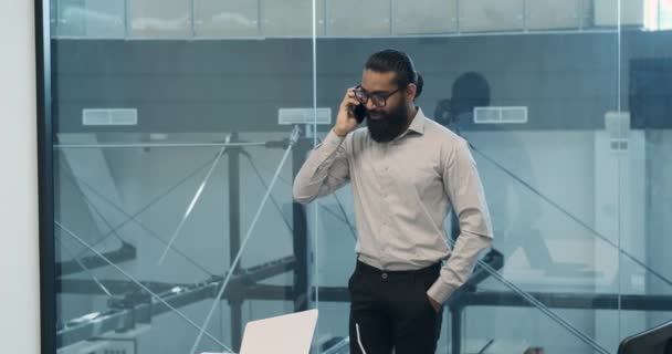 Indický Podnikatel Vyzařuje Jásot Telefonních Jednáních Oslavuje Triumfální Výsledek Zářivým — Stock video