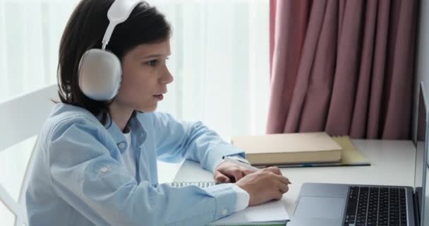 Zanurzony Doświadczeniu Online Chłopiec Nosi Słuchawki Siedzi Laptopem Aktywnie Uczestnicząc — Wideo stockowe
