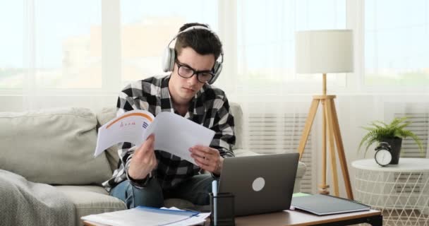 Ung Entreprenør Håndterer Forretningsdokumenter Effektiv Måte Mens Han Sitter Hjemmekontoret – stockvideo