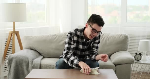 Oturma Odasındaki Kanepede Rahatça Oturan Memnun Bir Adam Tatmin Olmuş — Stok video