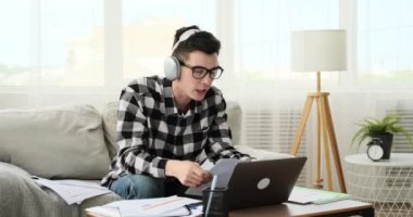 Bir iş videosuna iştirak etmek, hoşnutsuz girişimci yüz ifadeleri memnuniyetsizlik hissi verir. Sahne, profesyonel etkileşimlerin zorluklarını ve karmaşıklıklarını yansıtıyor.