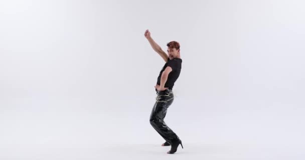 Pełen Wdzięku Osobnik Kaukaskiego Dziedzictwa Wykonuje Czarującą Rutynę Taneczną Elegancją — Wideo stockowe
