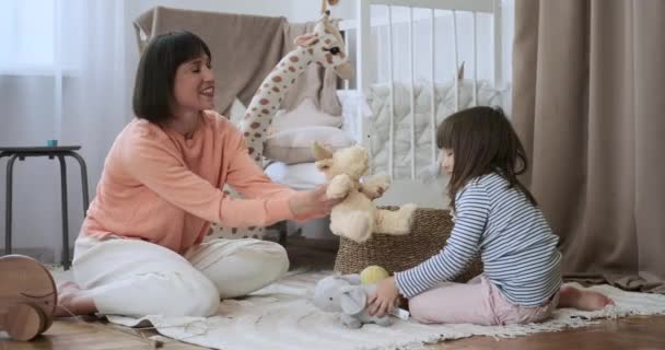 Примхливій Дитячій Кімнаті Молода Донька Любов Обіймає Яку Приємну Іграшку — стокове відео