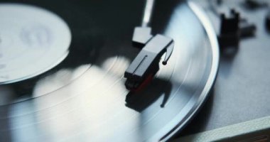Vinil plak çaları kartuşu, vinil disk ile hassas bir şekilde dengelenmiş. İğnelerin, kayıtların üzerindeki duruşu ahenkli melodilerin beklentisini uyandırıyor..