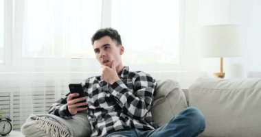 Kanepede oturan Kafkas kökenli bir adam, heyecan ve ilham ifadesinden anlaşılacağı üzere telefonuyla dahice bir fikir alır. Sahne yaratıcılığın kıvılcımını yansıtıyor..