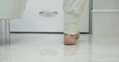 Sıradan giyinmiş bir kadın çerçeveye girer, kendini tuvaletteki klozet kapağına indirir, samimi ve samimi bir hayat dilimi yaratır. Günlük tuvalet rutinini yapıyorum..