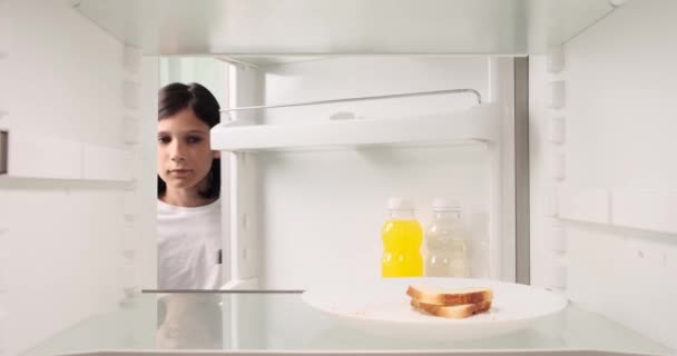 Een Ontmoedigde Schooljongen Opent Koelkast Inspecteert Een Stuk Oud Brood — Stockvideo