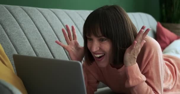 Radosna Biała Kobieta Może Być Widziana Przed Laptopem Promieniująca Szczęściem — Wideo stockowe