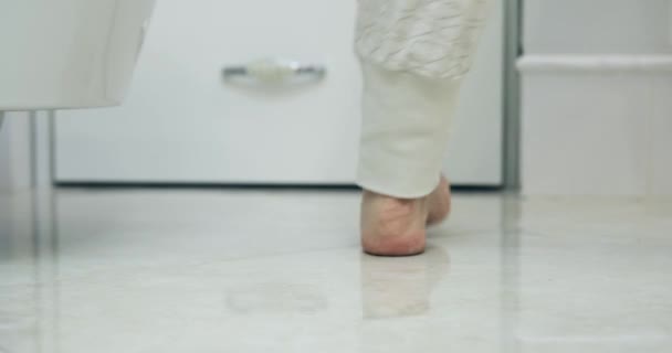 Rámu Vstoupí Ležérně Oděná Žena Spustí Záchodové Prkýnko Záchodě Vytvoří — Stock video