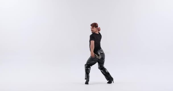 Uomo Mette Mostra Sue Abilità Danza Nello Stile Accattivante Del — Video Stock