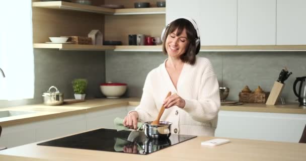 Žena Užívá Svůj Čas Kuchyni Připravuje Jídlo Ponořuje Hudby Prostřednictvím — Stock video